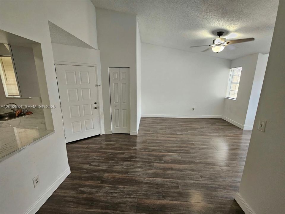 For Rent: $2,150 (2 beds, 1 baths, 978 Square Feet)
