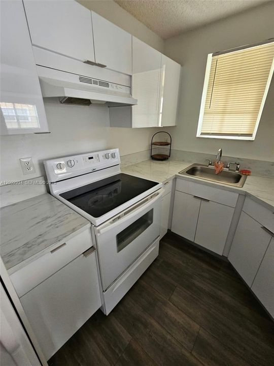 For Rent: $2,150 (2 beds, 1 baths, 978 Square Feet)