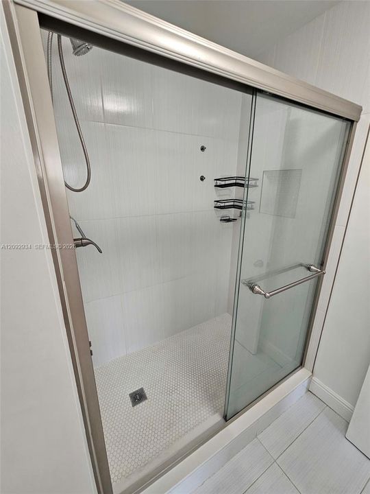 For Rent: $2,150 (2 beds, 1 baths, 978 Square Feet)