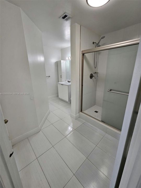 For Rent: $2,150 (2 beds, 1 baths, 978 Square Feet)