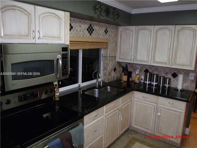 For Sale: $549,900 (3 beds, 2 baths, 1433 Square Feet)