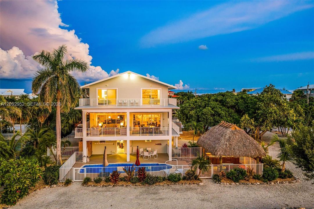 En Venta: $3,300,000 (4 camas, 3 baños, 2540 Pies cuadrados)