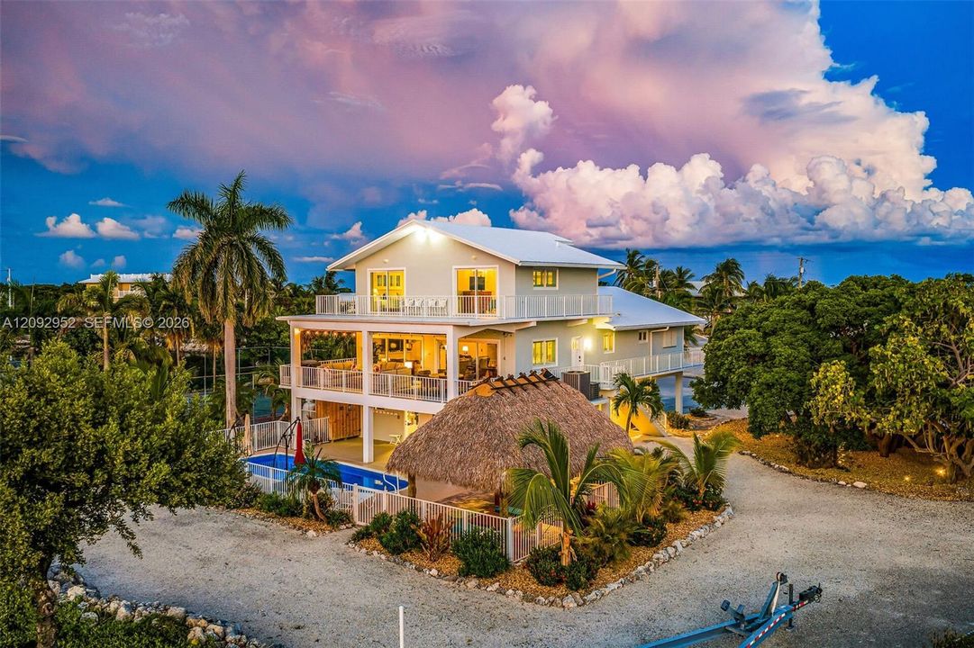 En Venta: $3,300,000 (4 camas, 3 baños, 2540 Pies cuadrados)
