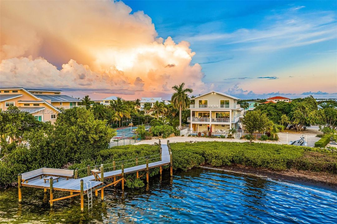 En Venta: $3,300,000 (4 camas, 3 baños, 2540 Pies cuadrados)