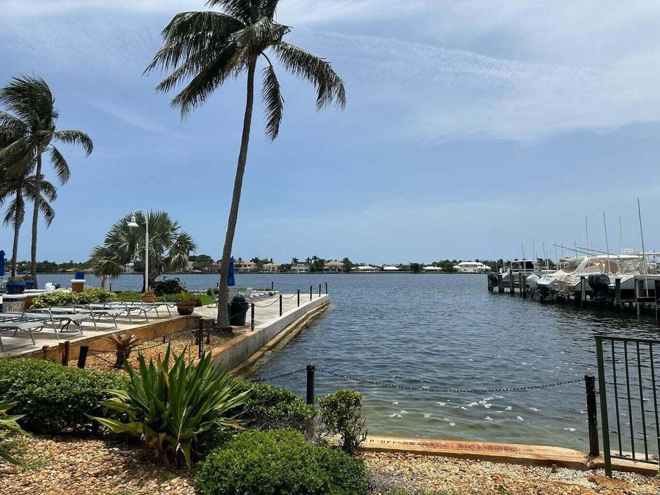 YACHT CLUB WATERSIDE LOUNGE AREA