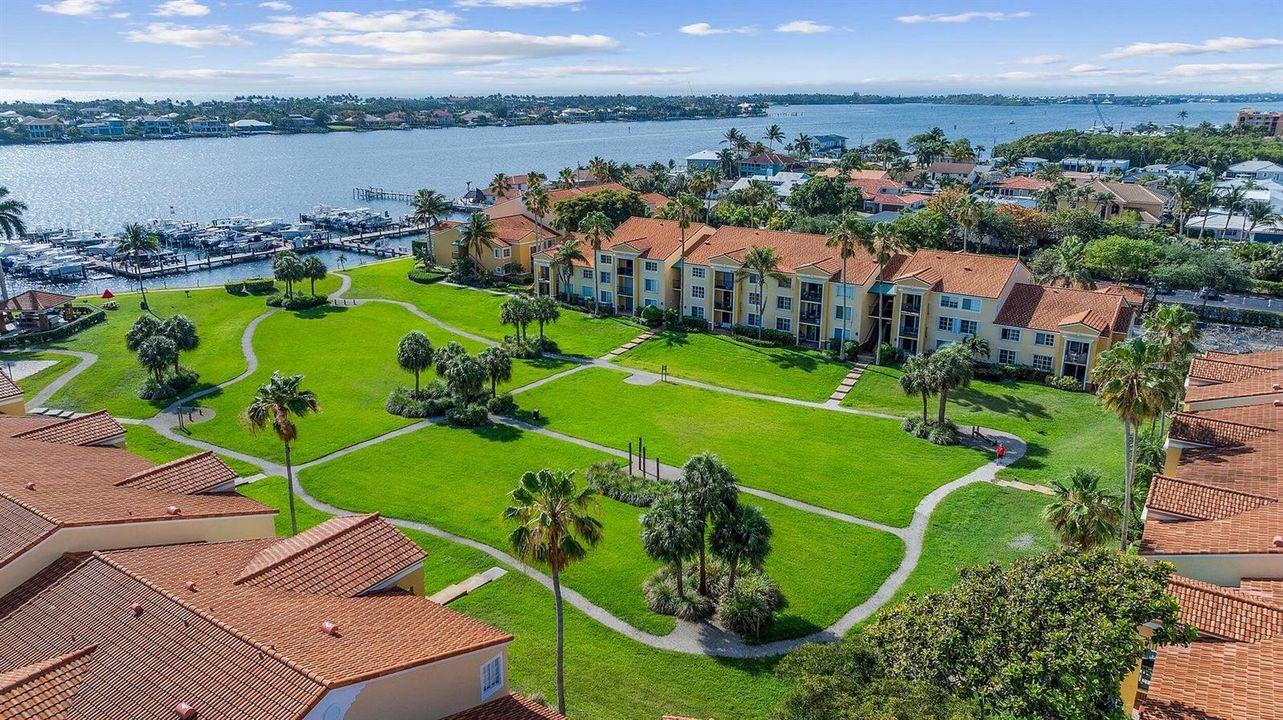 YACHT CLUB Ariel GREEN LAWN