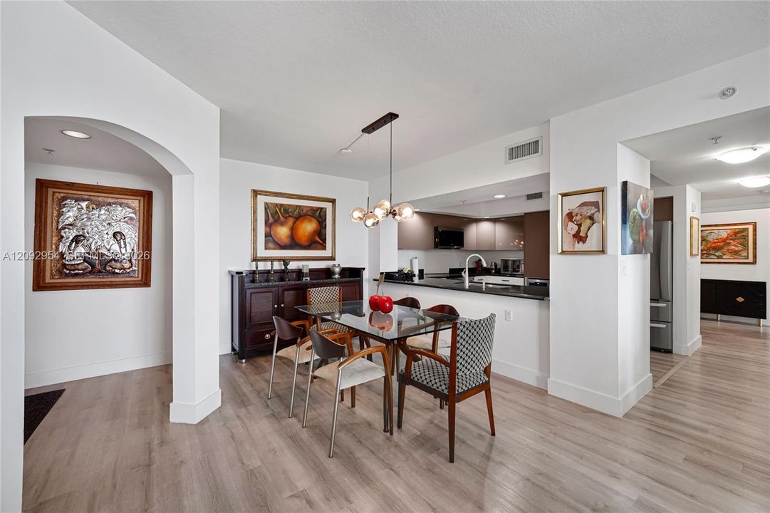 En Venta: $589,900 (2 camas, 2 baños, 1558 Pies cuadrados)