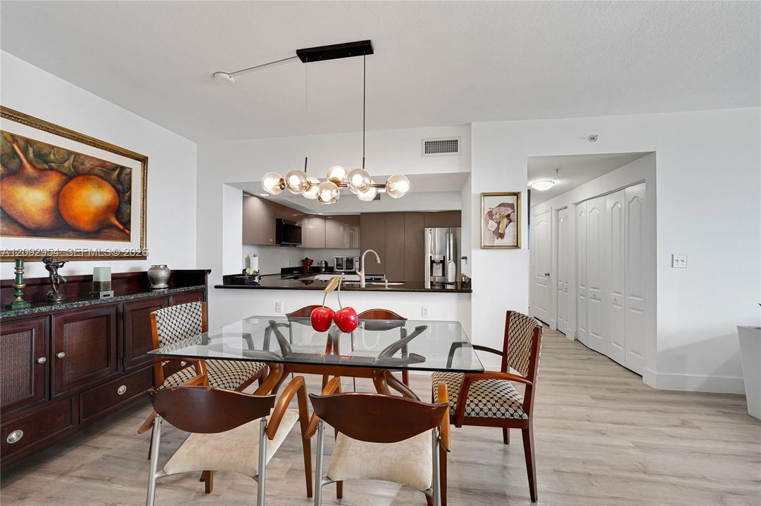 En Venta: $589,900 (2 camas, 2 baños, 1558 Pies cuadrados)
