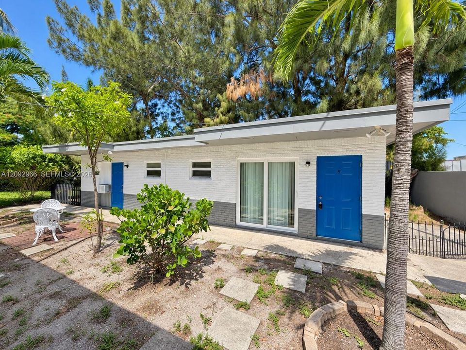 For Rent: $1,900 (2 beds, 1 baths, 3778 Square Feet)