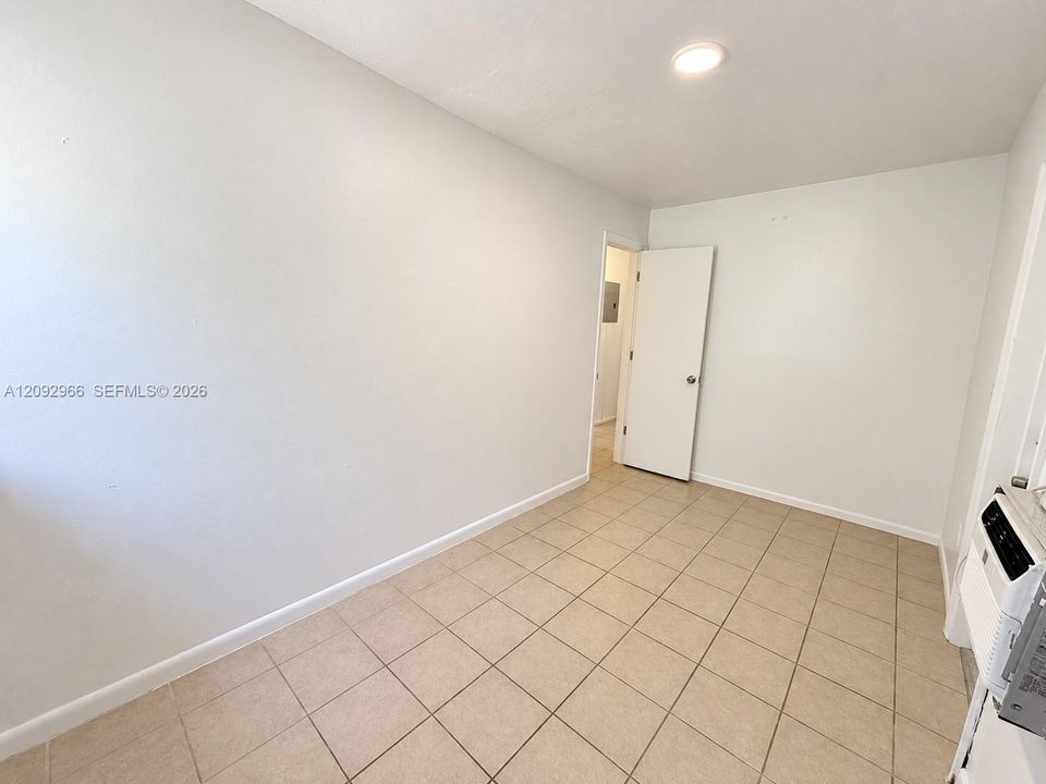 For Rent: $1,900 (2 beds, 1 baths, 3778 Square Feet)