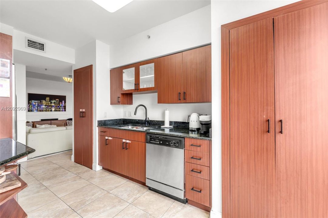 For Sale: $510,000 (2 beds, 2 baths, 1296 Square Feet)