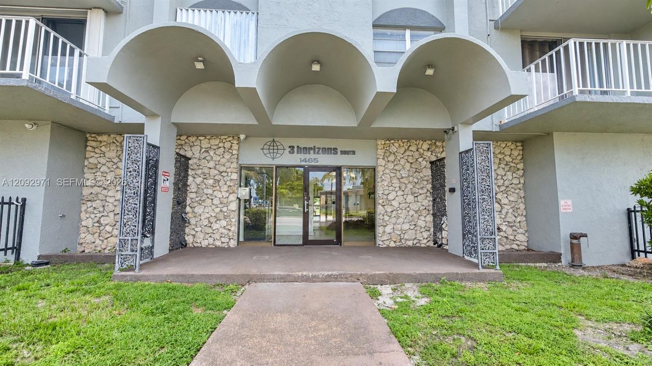 For Sale: $139,900 (1 beds, 1 baths, 900 Square Feet)