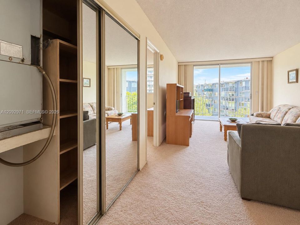 For Sale: $139,900 (1 beds, 1 baths, 900 Square Feet)