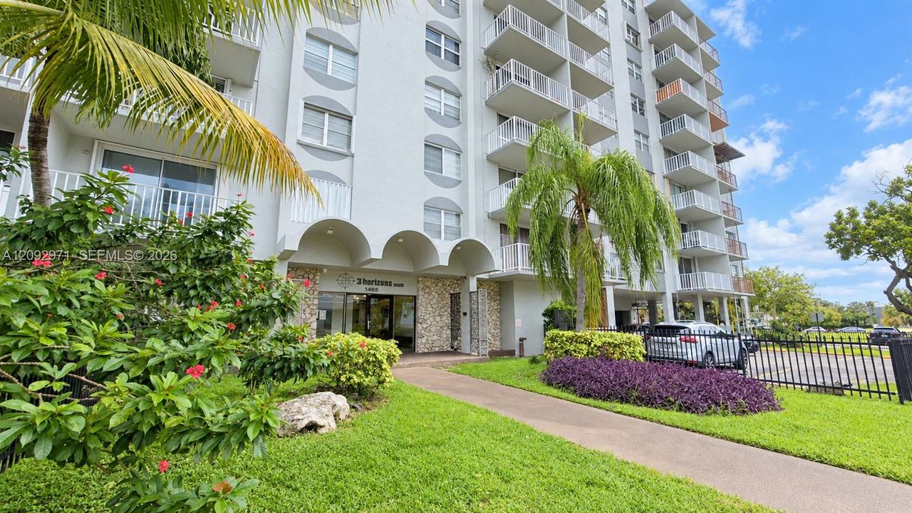 For Sale: $139,900 (1 beds, 1 baths, 900 Square Feet)