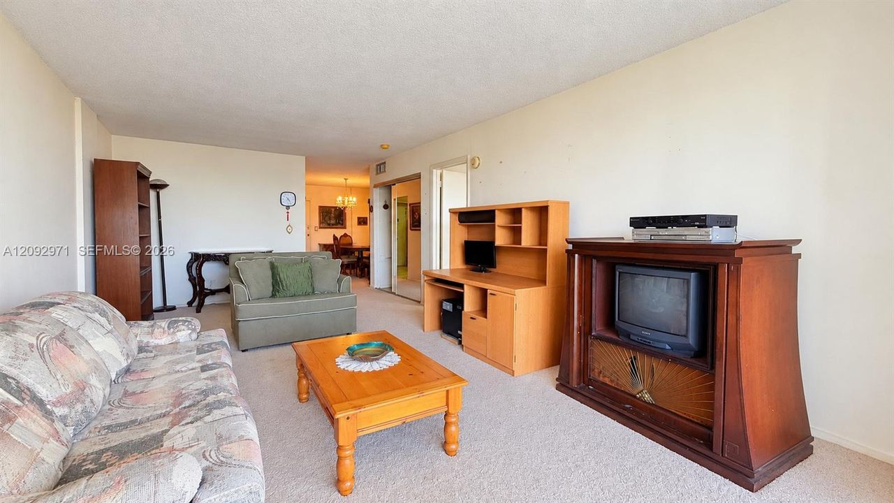 For Sale: $139,900 (1 beds, 1 baths, 900 Square Feet)