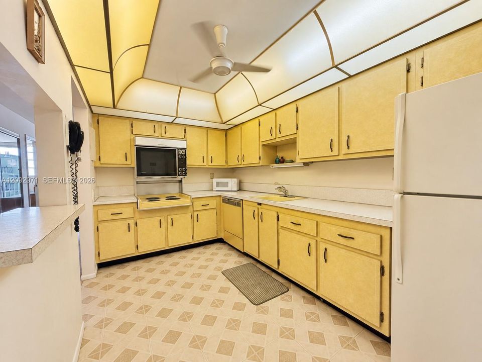 For Sale: $139,900 (1 beds, 1 baths, 900 Square Feet)