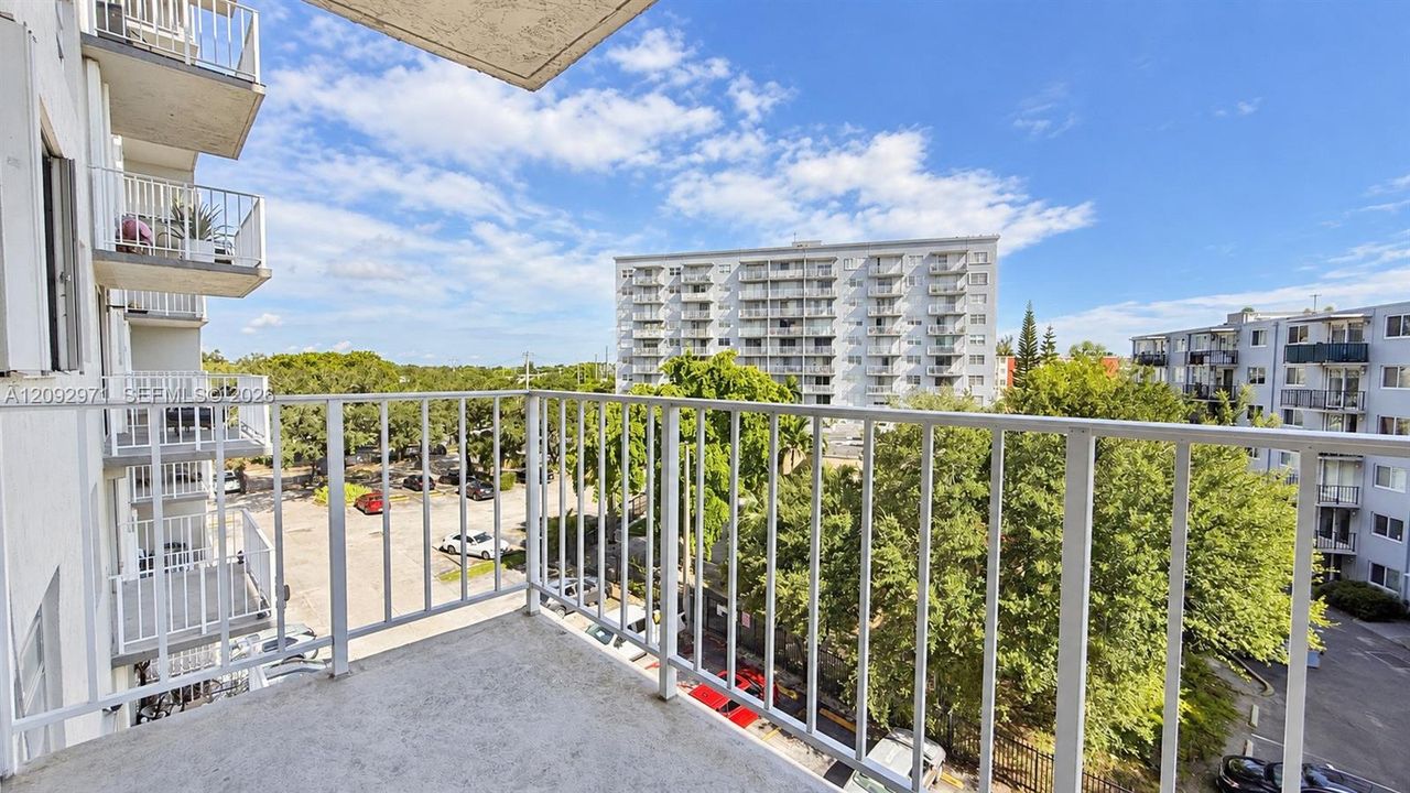 For Sale: $139,900 (1 beds, 1 baths, 900 Square Feet)