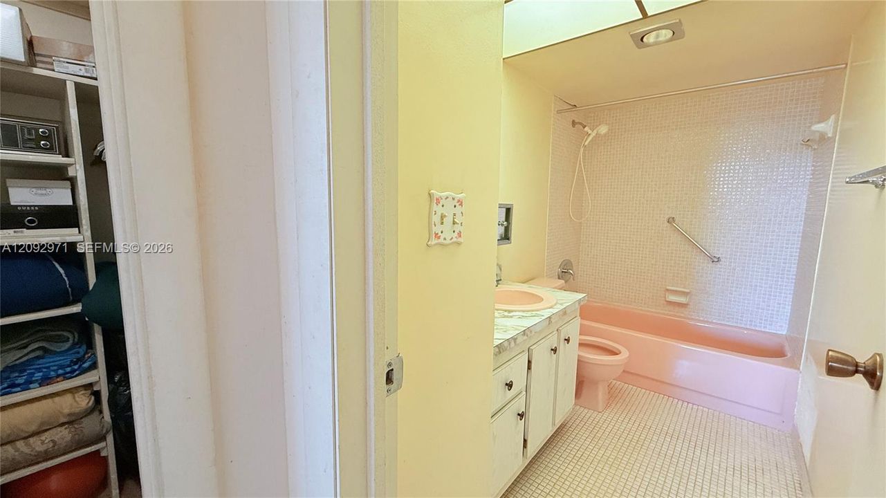 For Sale: $139,900 (1 beds, 1 baths, 900 Square Feet)
