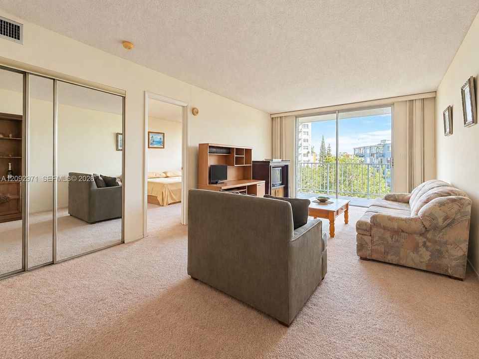 For Sale: $139,900 (1 beds, 1 baths, 900 Square Feet)