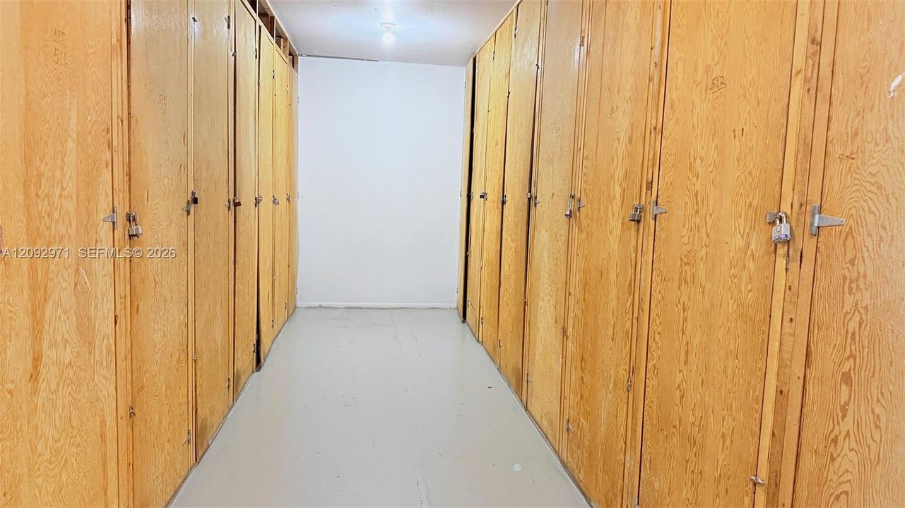 For Sale: $139,900 (1 beds, 1 baths, 900 Square Feet)