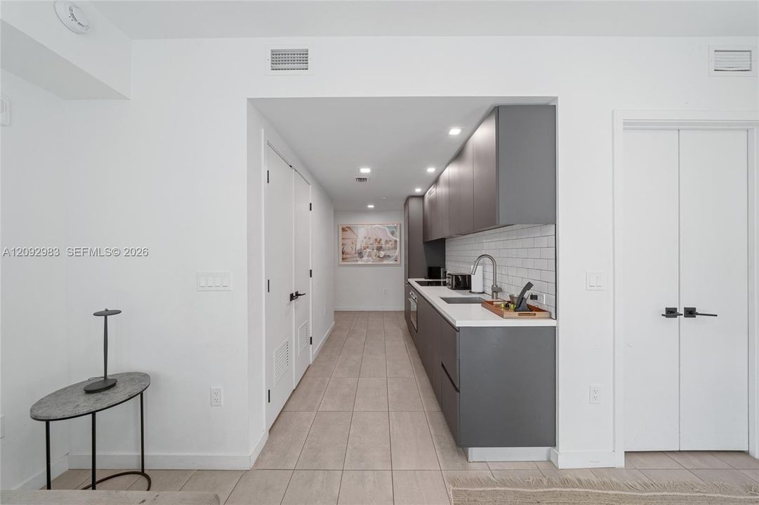 For Rent: $2,700 (0 beds, 1 baths, 446 Square Feet)