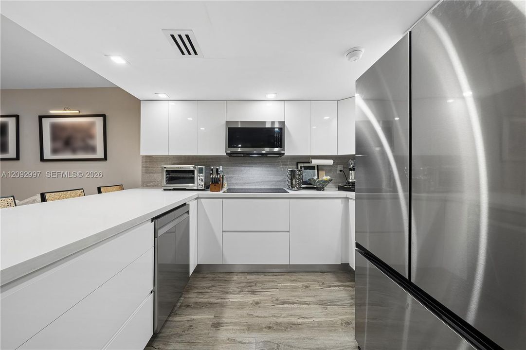 For Sale: $325,000 (2 beds, 2 baths, 906 Square Feet)
