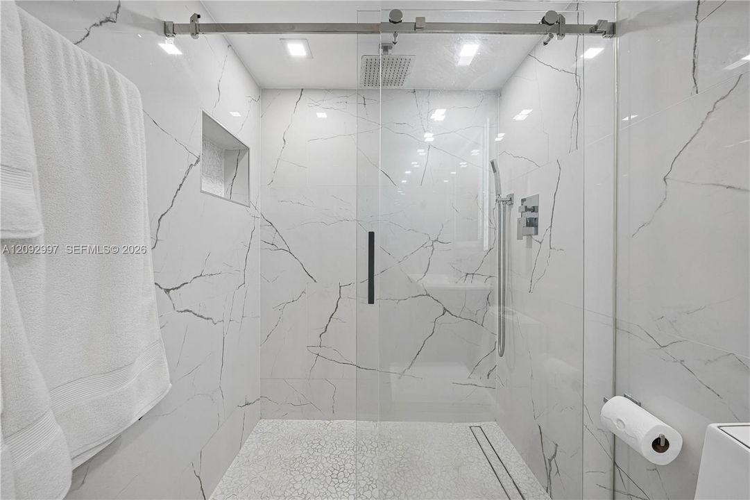 For Sale: $325,000 (2 beds, 2 baths, 906 Square Feet)