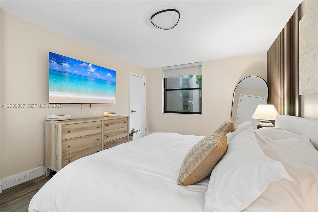 For Sale: $325,000 (2 beds, 2 baths, 906 Square Feet)