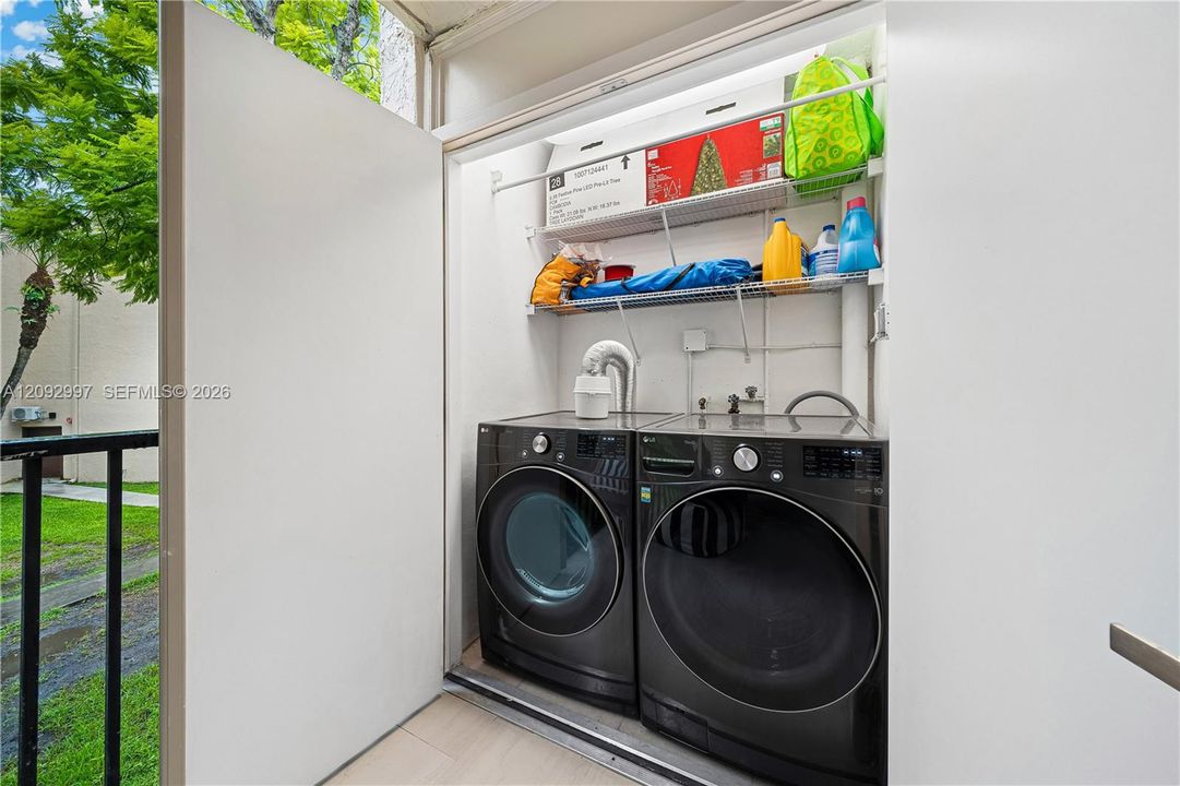 For Sale: $325,000 (2 beds, 2 baths, 906 Square Feet)