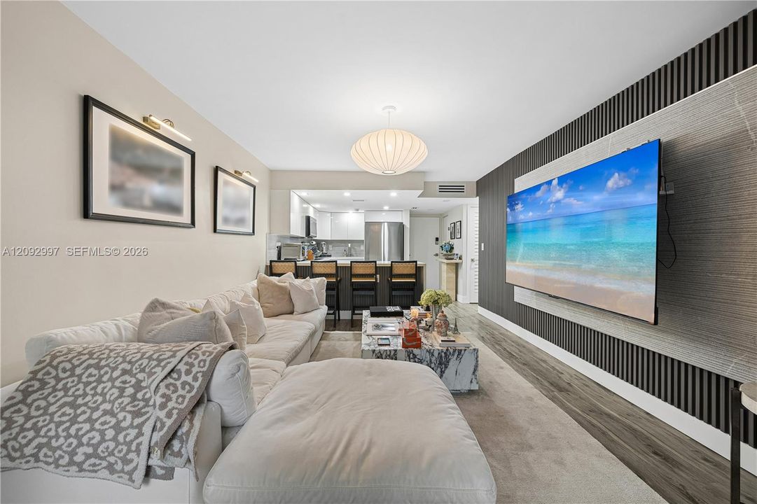For Sale: $325,000 (2 beds, 2 baths, 906 Square Feet)