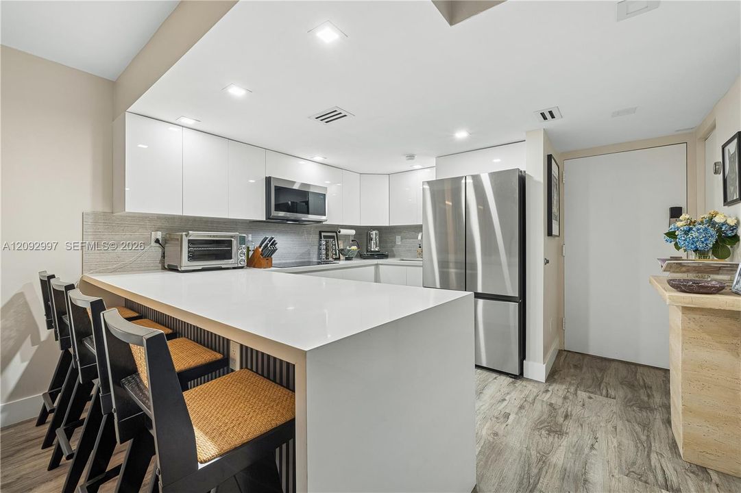 For Sale: $325,000 (2 beds, 2 baths, 906 Square Feet)