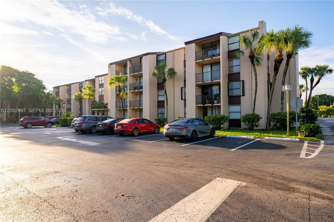 For Sale: $325,000 (2 beds, 2 baths, 906 Square Feet)