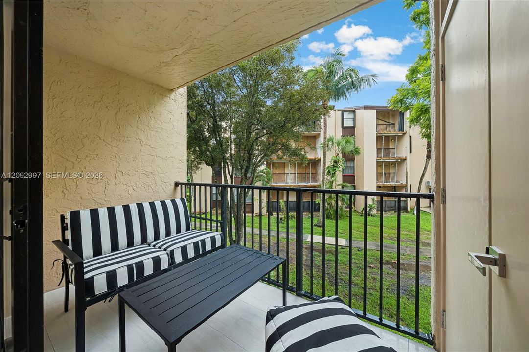 For Sale: $325,000 (2 beds, 2 baths, 906 Square Feet)