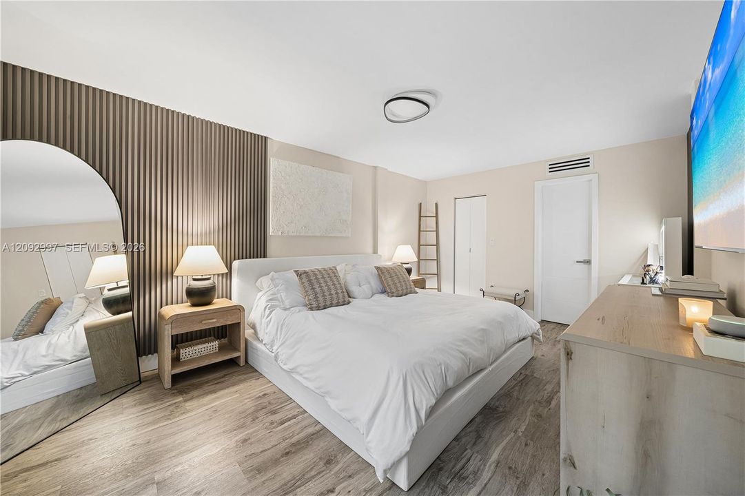 For Sale: $325,000 (2 beds, 2 baths, 906 Square Feet)