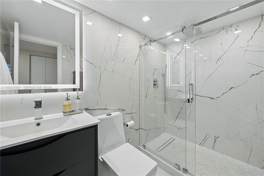 For Sale: $325,000 (2 beds, 2 baths, 906 Square Feet)