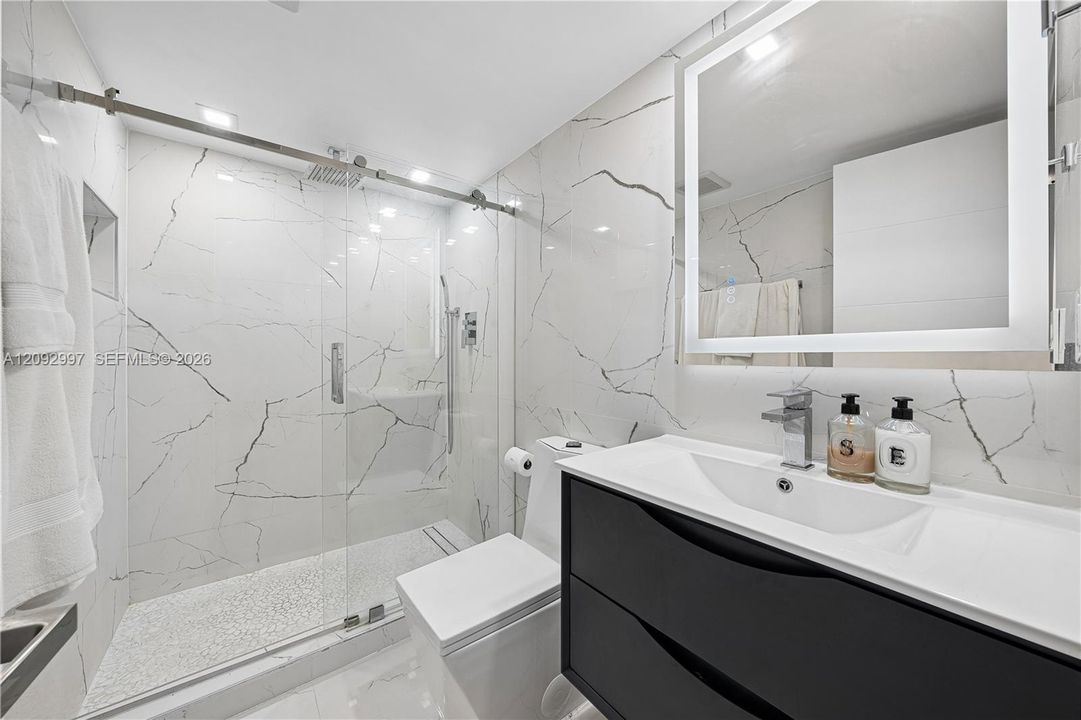 For Sale: $325,000 (2 beds, 2 baths, 906 Square Feet)
