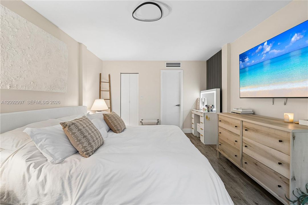 For Sale: $325,000 (2 beds, 2 baths, 906 Square Feet)