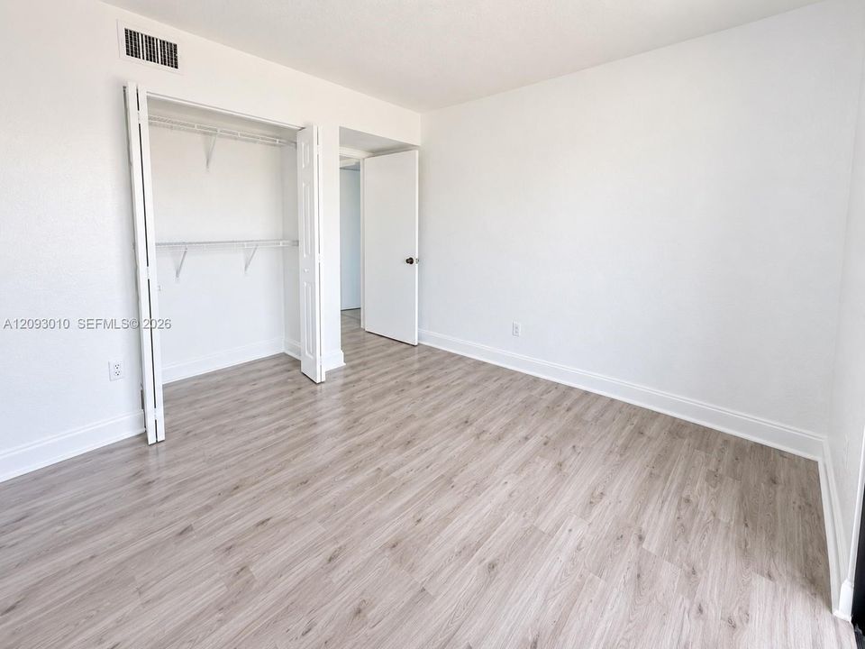 For Sale: $240,000 (2 beds, 1 baths, 870 Square Feet)