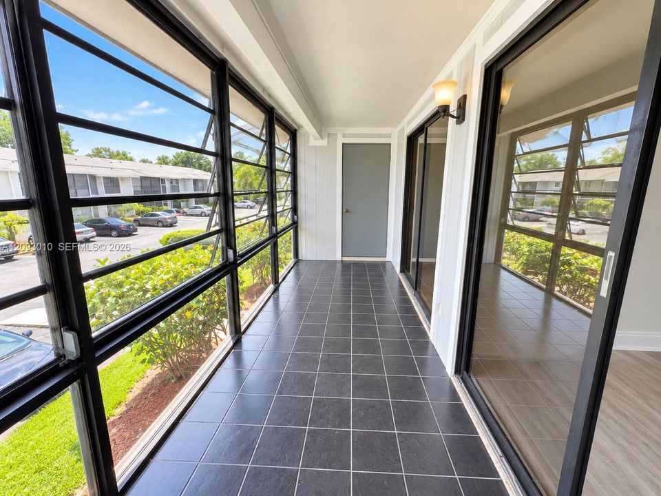 For Sale: $240,000 (2 beds, 1 baths, 870 Square Feet)