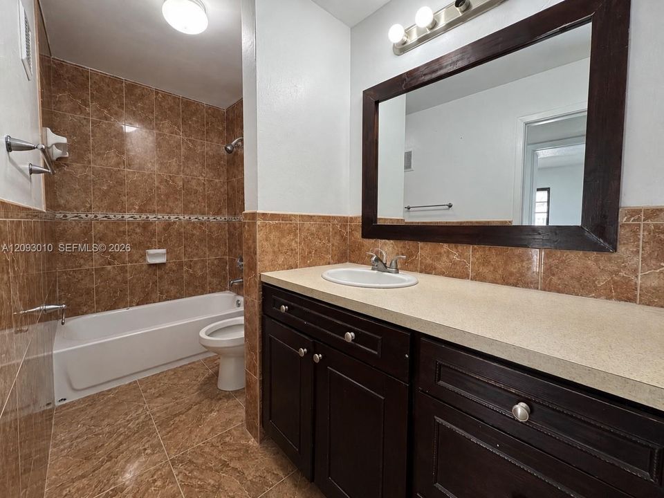 For Sale: $240,000 (2 beds, 1 baths, 870 Square Feet)