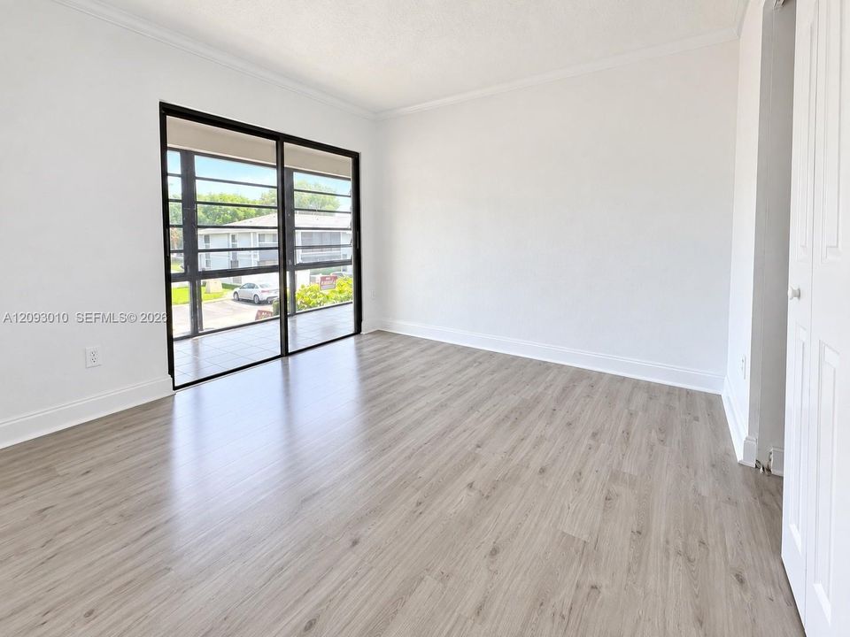 For Sale: $240,000 (2 beds, 1 baths, 870 Square Feet)