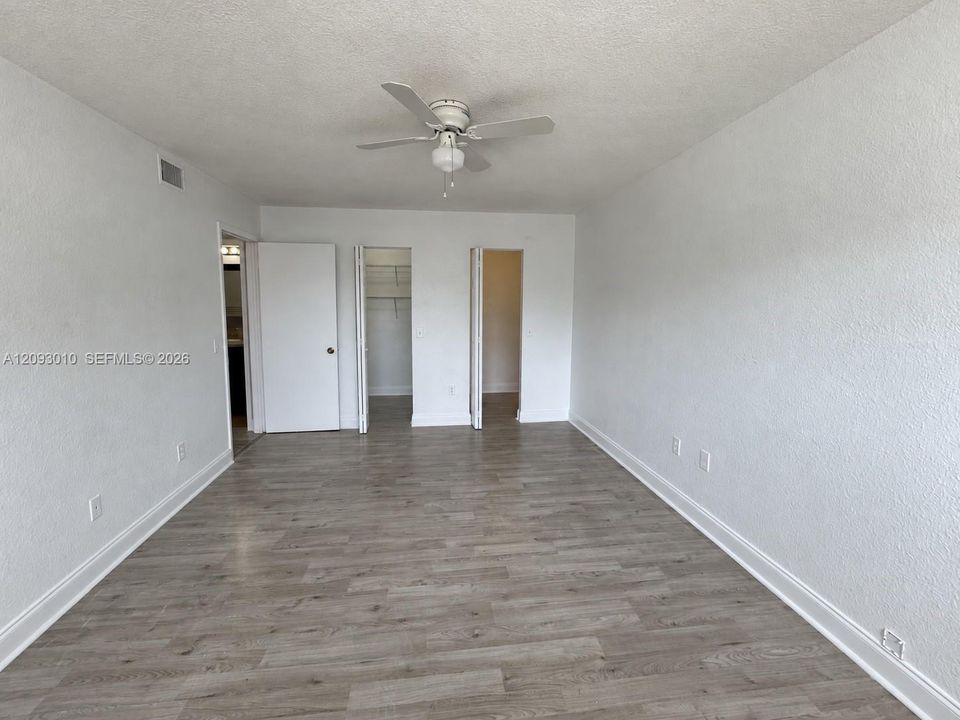 For Sale: $240,000 (2 beds, 1 baths, 870 Square Feet)