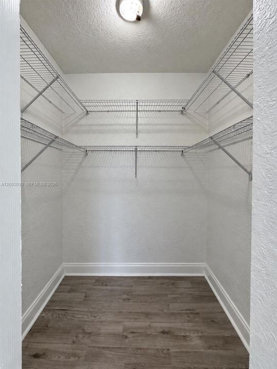 For Sale: $240,000 (2 beds, 1 baths, 870 Square Feet)