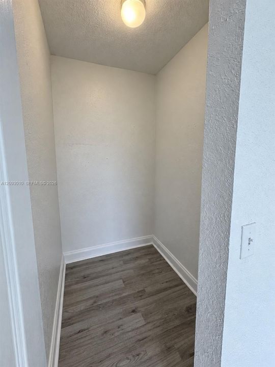 For Sale: $240,000 (2 beds, 1 baths, 870 Square Feet)
