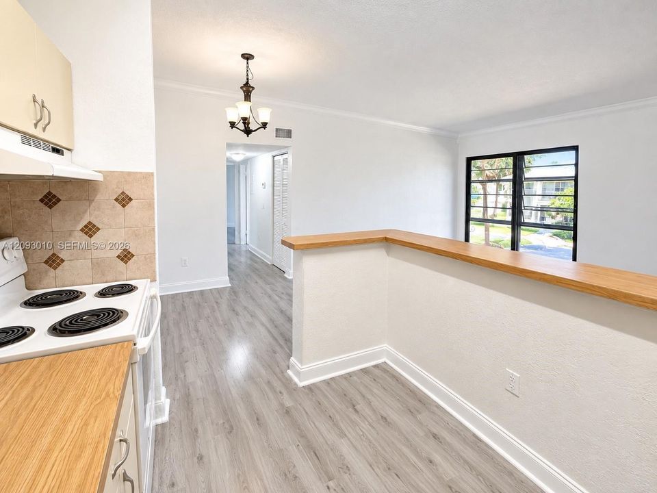 For Sale: $240,000 (2 beds, 1 baths, 870 Square Feet)