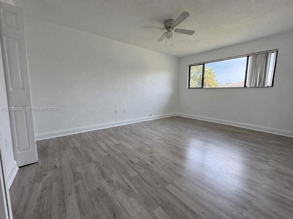 For Sale: $240,000 (2 beds, 1 baths, 870 Square Feet)
