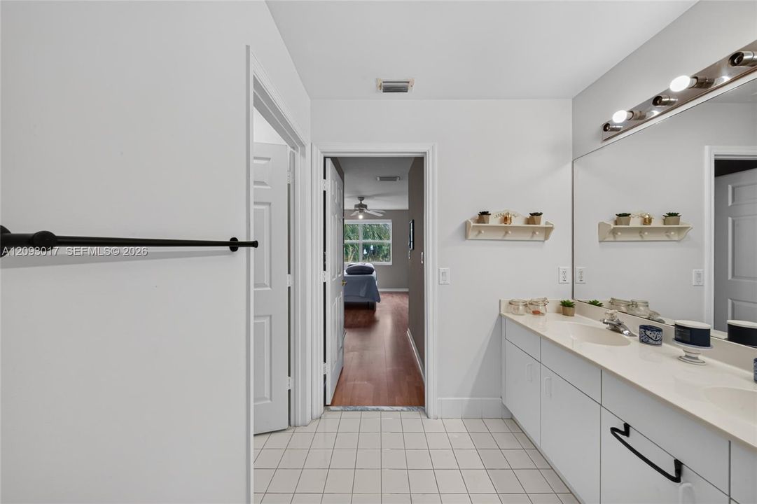 En Venta: $945,000 (4 camas, 3 baños, 2769 Pies cuadrados)