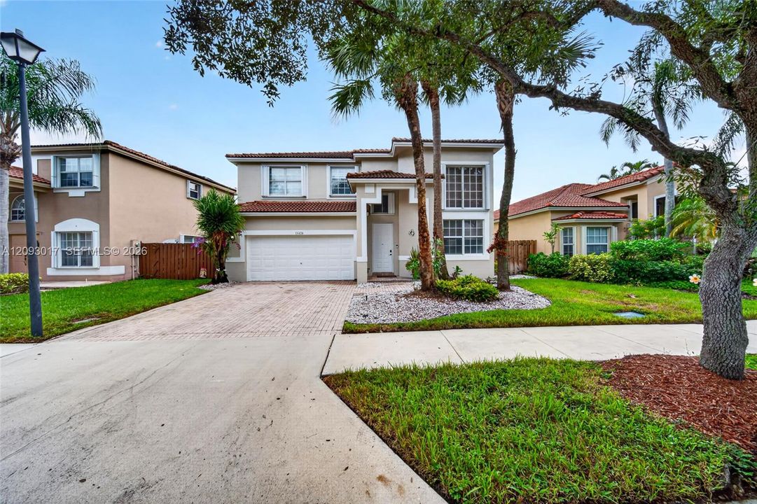 En Venta: $945,000 (4 camas, 3 baños, 2769 Pies cuadrados)