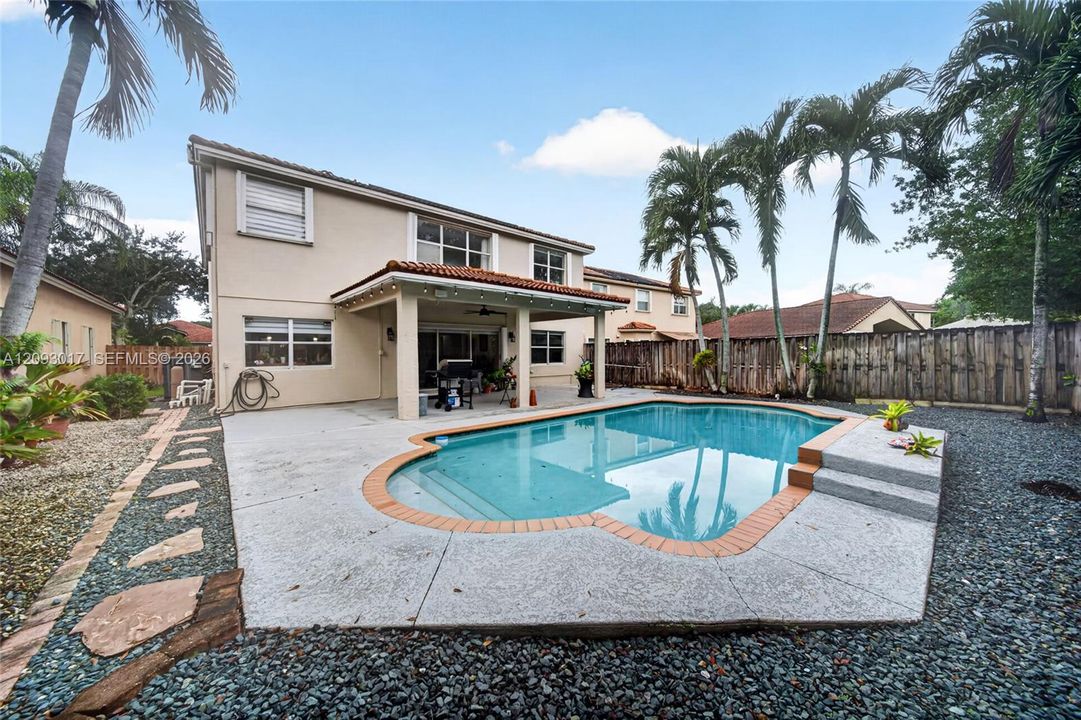 En Venta: $945,000 (4 camas, 3 baños, 2769 Pies cuadrados)
