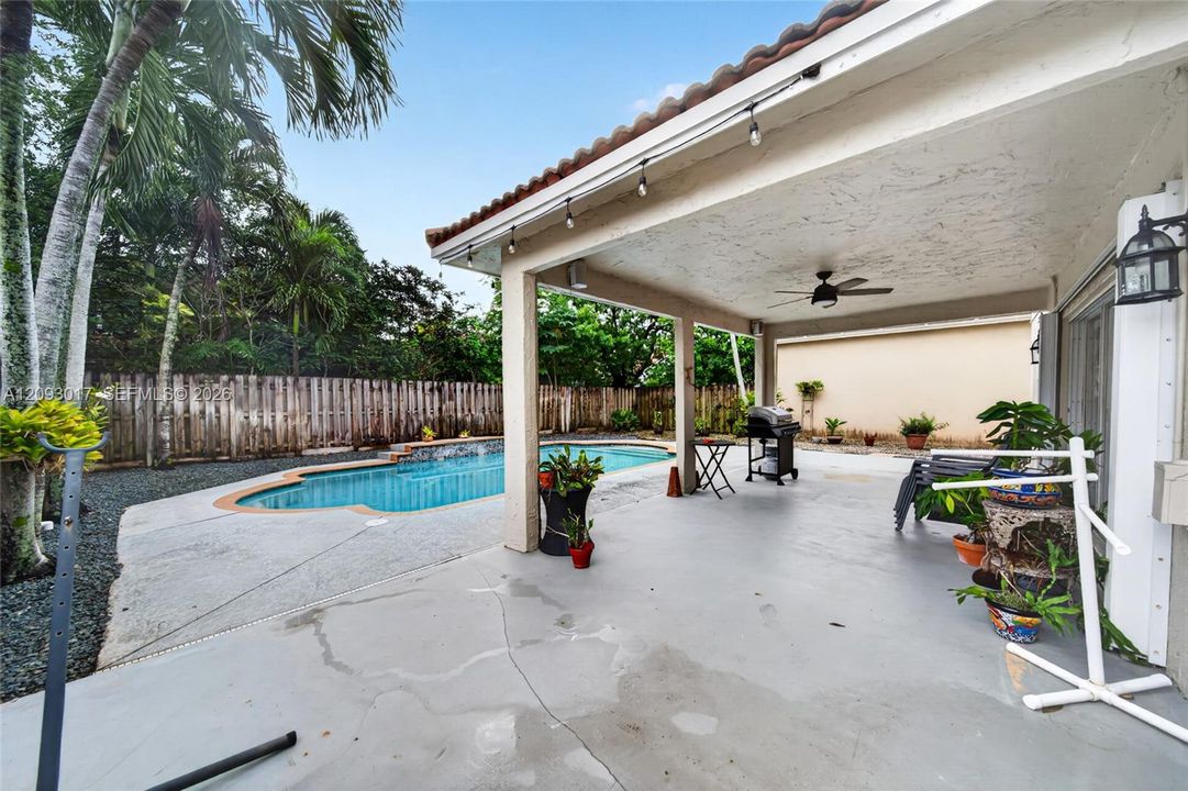 En Venta: $945,000 (4 camas, 3 baños, 2769 Pies cuadrados)